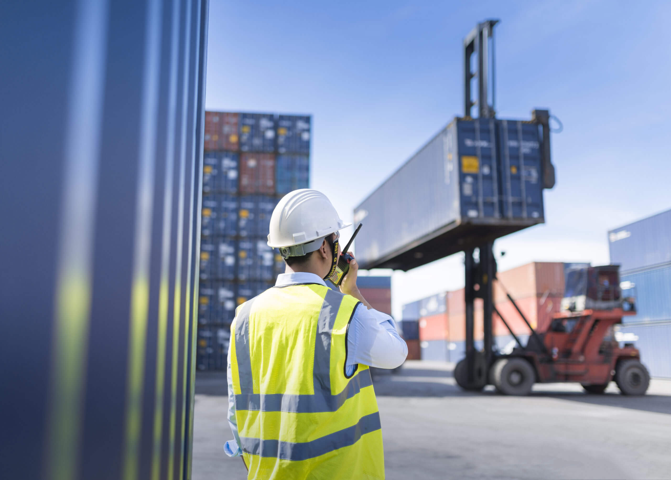 Förman kontroll lastning Containerlåda från fraktfartyg | EDS