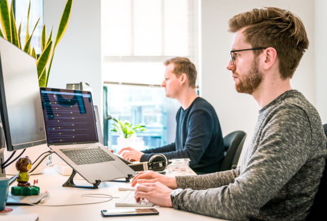 Två män jobbar med datorer | Express Delivery