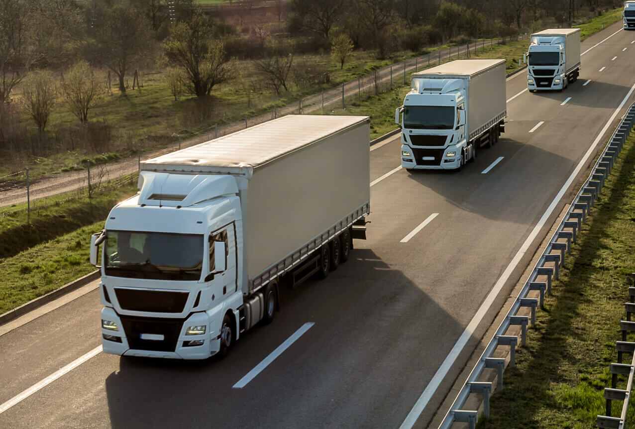 Tre lastbilar kör på vägen | Express Delivery