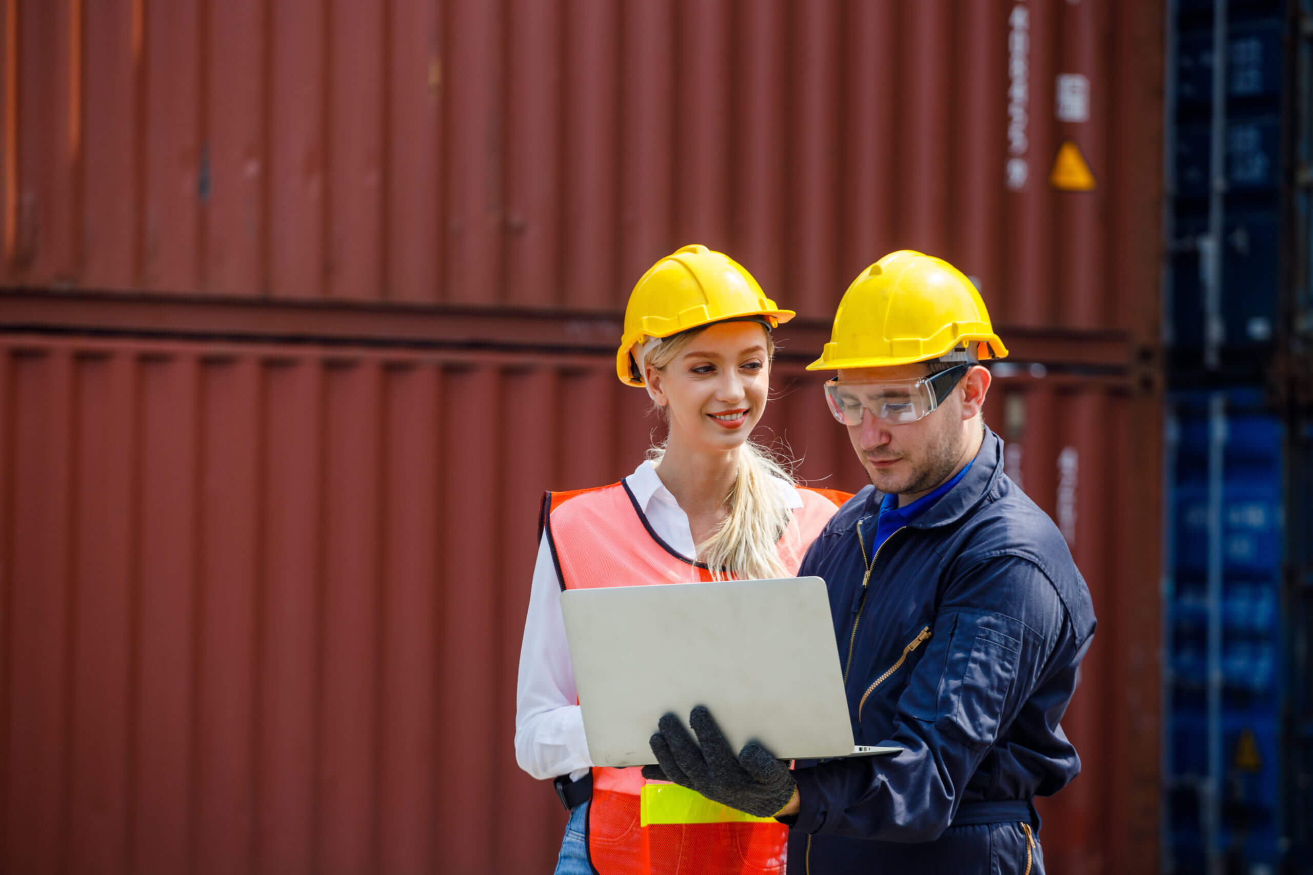 Hamnpersonal importerar varor med EDS | Express Delivery