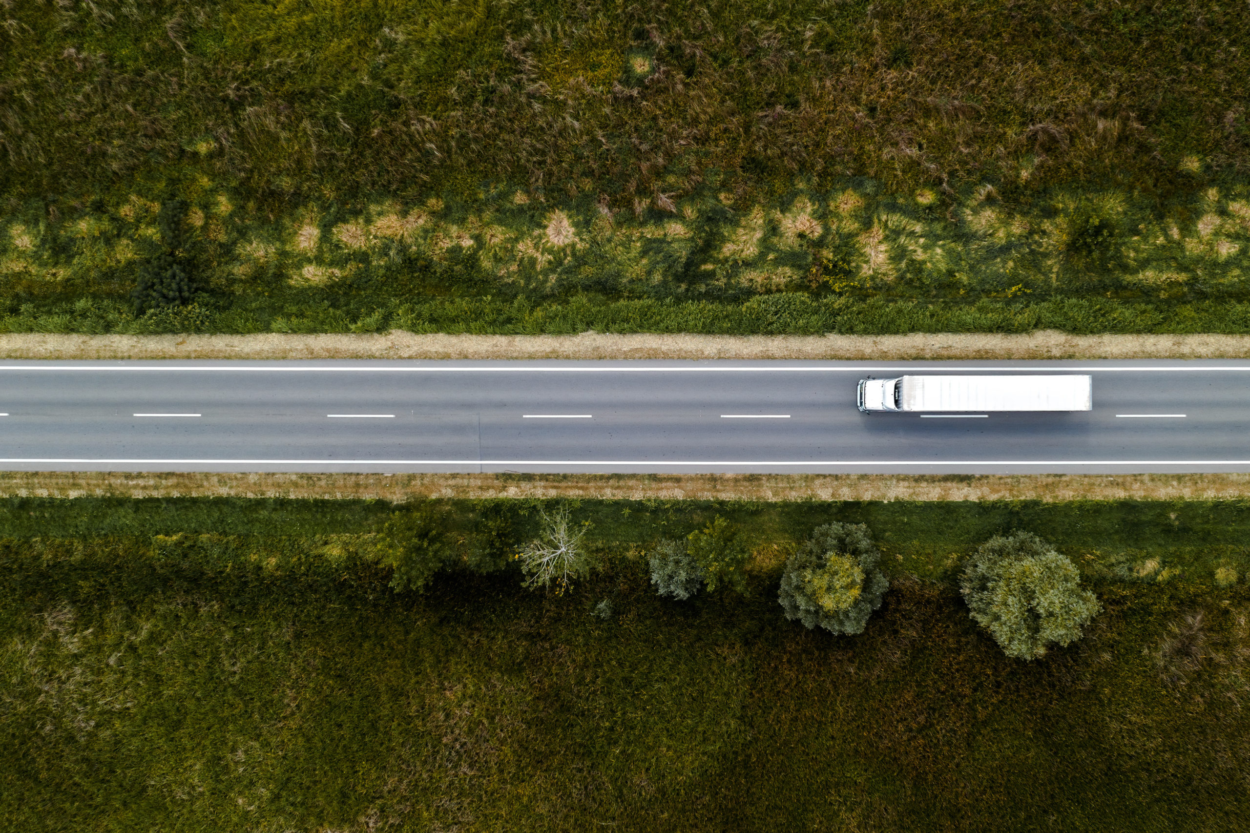 Överblick av lastbil på väg | Express Delivery